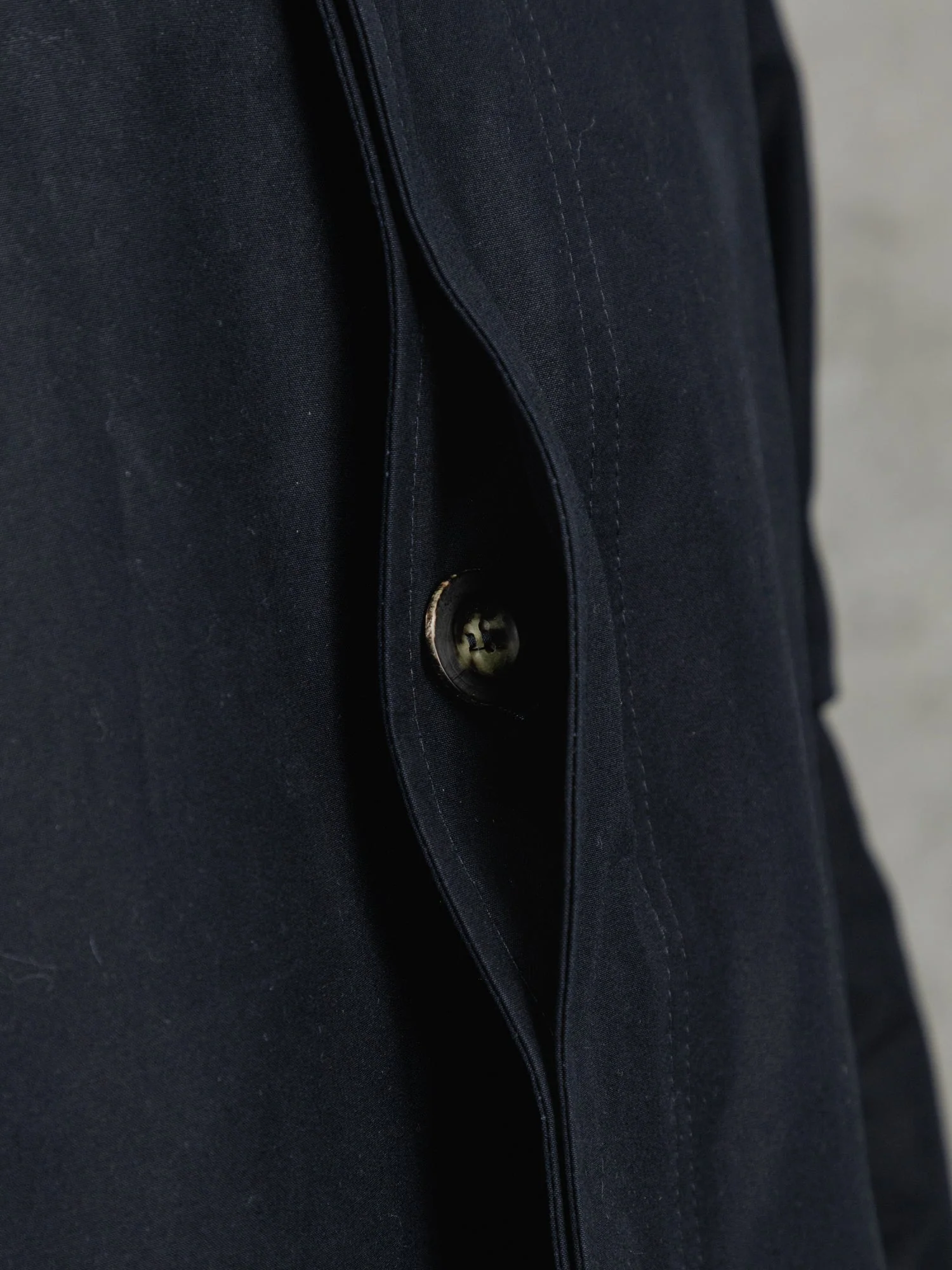 The Ventile® Raglan Raincoat - Ink - Image 4